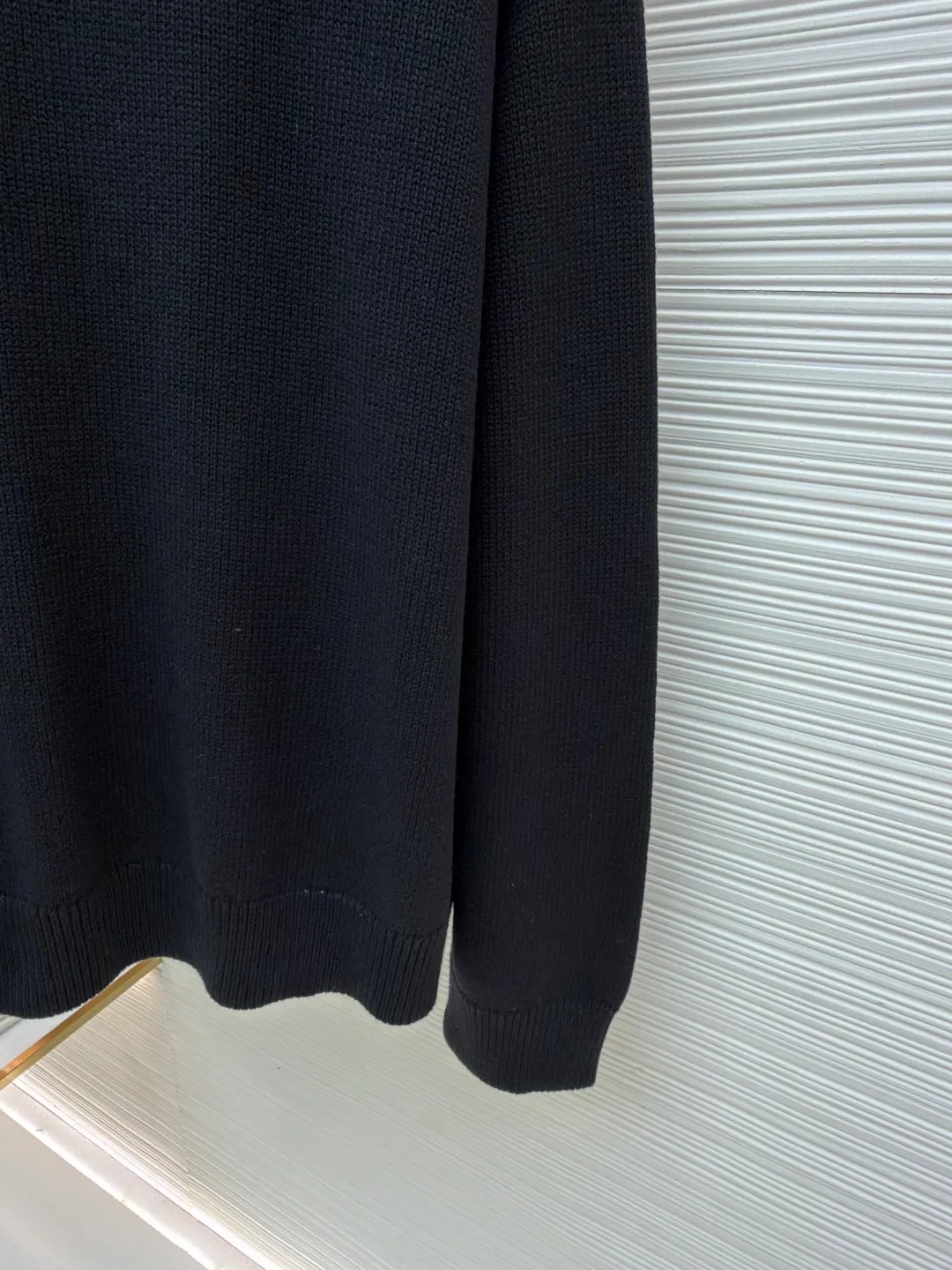 Acne Studios printed logo sweater ●Original version: Purchased and developed for 6500 ●Item number: 1682092-A85 ●Fabric: wool blended fabric ●Technology: Glue printing ●Color: black ●Version: Fitted version ●Weight: about 905 grams ●Size: XS-S-M-L ●Description: Custom-woven plateau yak gold wool, soft and delicate, comfortable and close to the skin, classic black tones exude an innate sense of luxury, swallowed by warmth The front panel is a high-end minimalist blank design, and the back panel is printed with the Acne Studios 1996 logo pattern as an embellishment. Sweeping the starting point of fashion. Deep black and carbon black fibers are interlaced to make simplicity more versatile. Comes with advanced filters. It shows a unique fashion attitude in minimalism and uses glue printing. The printing has been modified three times with the film screen. Use glue liquid paint to print the pattern on the fabric. Bake the fabric to fix the printing pattern. Garment washing water softening and deodorizing process uses professional washing equipment and specific detergents to deeply clean and deodorize clothes to improve the feel and appearance of clothes. The overall wiring is straight and delicate, the fabric is comfortable and soft, and the color is consistent without color difference. It can be matched with the same style to create a fashionable look and control various occasions. Customized accessories, complete with three standards, same style for men and women!